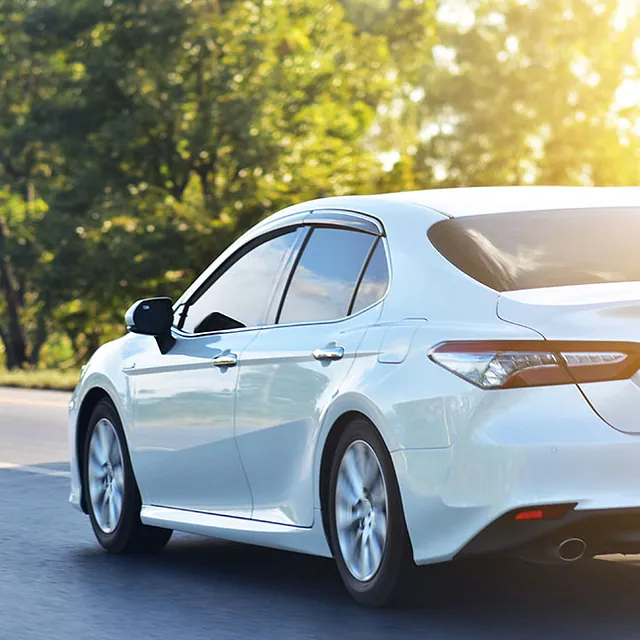 Platzhalterbild Auto fährt im Sonnenschein